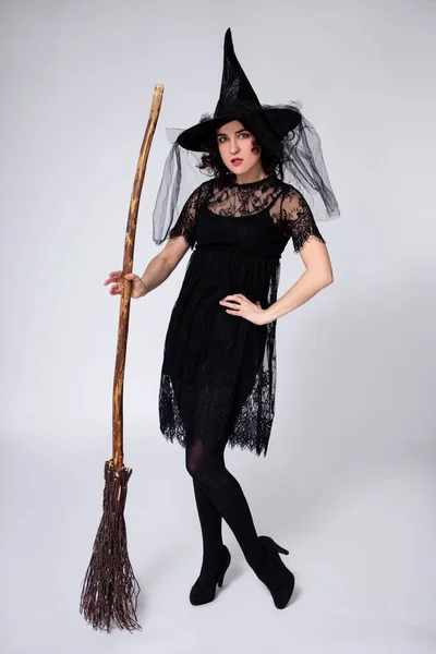 Retrato Comprimento Total Mulher Traje Bruxa Negra Halloween Chapéu Segurando — Fotografia de Stock