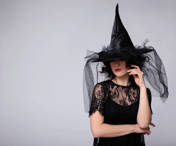 Portret Van Jonge Vrouw Zwarte Heks Halloween Kostuum Bedekking Gezicht — Stockfoto