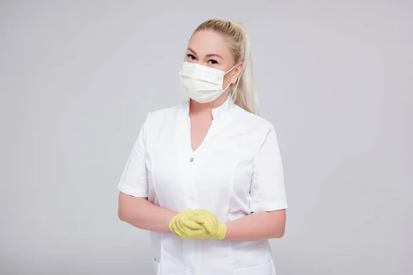 美容学和日冕病毒大流行概念 护士或美容师的肖像 身穿白色制服 灰色背景 有复制空间 — 图库照片
