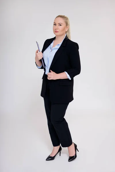 Retrato Comprimento Total Tamanho Mulher Negócios Posando Sobre Backgound Cinza — Fotografia de Stock