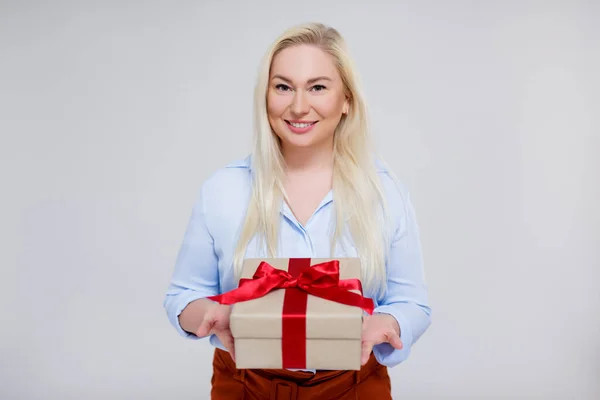 Dia Dos Namorados Conceito Natal Bela Mulher Loira Size Segurando — Fotografia de Stock