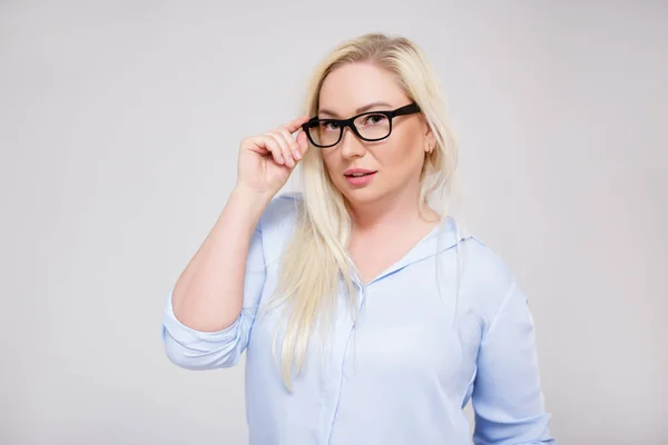 Schöne Size Blonde Geschäftsfrau Oder Lehrerin Brille Posiert Vor Grauem — Stockfoto
