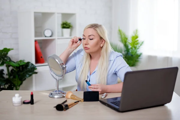 Praca Online Portret Pięknej Blondynki Rozmiar Pomocą Laptopa Stosowania Makijażu — Zdjęcie stockowe