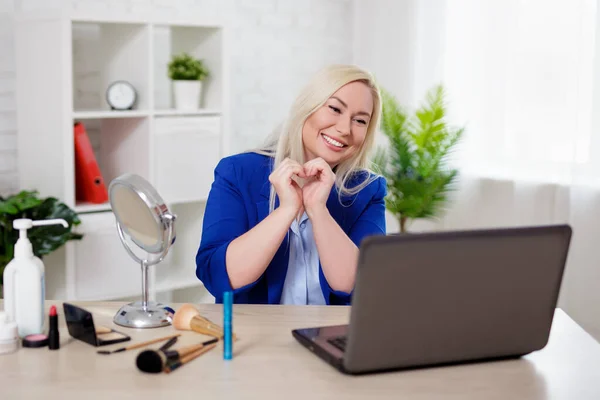 Quedarse Casa Hermosa Mujer Rubia Hablando Con Novio Por Videoconferencia — Foto de Stock