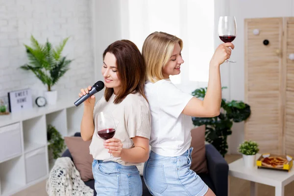 Fiesta Casa Retrato Dos Hermosas Chicas Divirtiéndose Juntas Bebiendo Vino — Foto de Stock