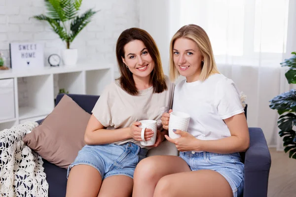 Kvinnlig Vänskap Två Glada Unga Vackra Kvinnor Dricker Kaffe Mysigt — Stockfoto