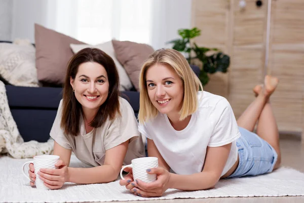 Kvinnlig Vänskap Två Unga Vackra Kvinnor Dricker Kaffe Och Kopplar — Stockfoto