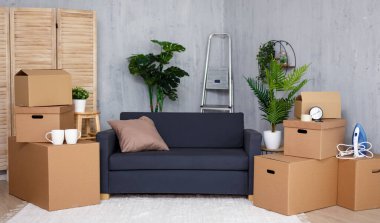 taşınma gününden sonra yeni eve istiflenmiş kahverengi karton kutular.