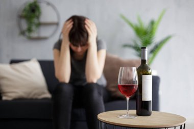 Alkolizm ve depresyon kavramı - evde ağlayan ve içki içen genç stresli kadın