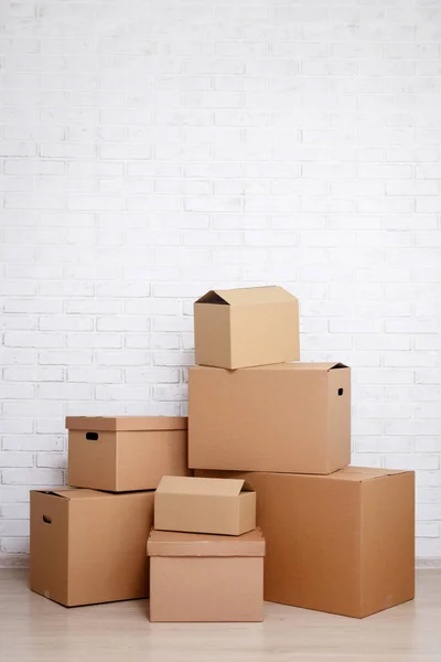 Cajas Cartón Espacio Copia Sobre Fondo Pared Ladrillo Blanco —  Fotos de Stock