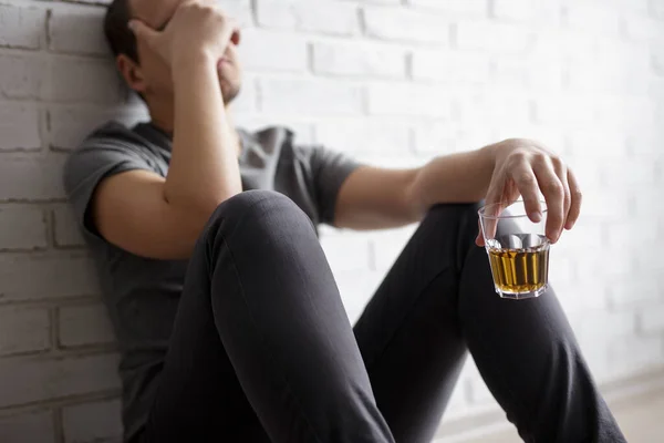 Młody Człowiek Cierpiący Alkoholizm Facet Siedzący Przy Szklance Whisky — Zdjęcie stockowe