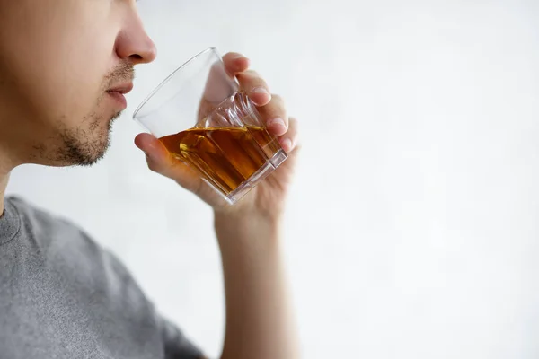 Alcoolismo Conceito Close Jovem Bebendo Uísque Sobre Fundo Branco Com — Fotografia de Stock