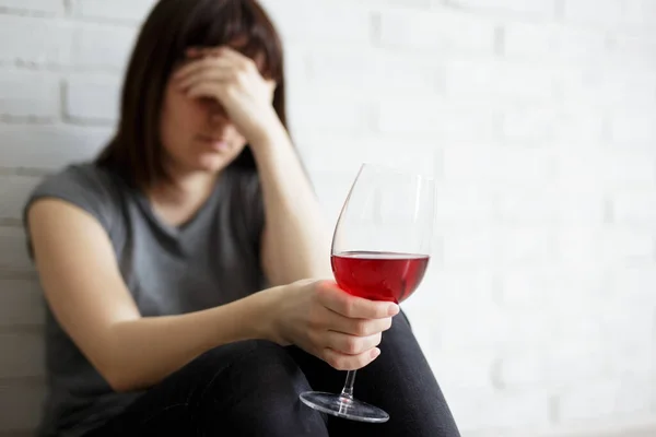 Vrouwelijk Alcoholisme Relatie Echtscheiding Depressie Gestresste Vrouw Die Huilt Thuis — Stockfoto