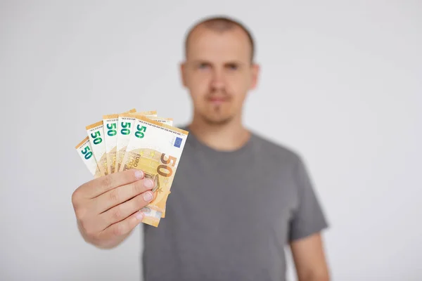 Kredit Affärs Och Finanskoncept Närbild Eurosedlar Manliga Händer Över Grå — Stockfoto