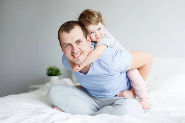 Familie Liebe Und Vatertagskonzept Porträt Eines Glücklichen Jungen Vaters Und — Stockfoto