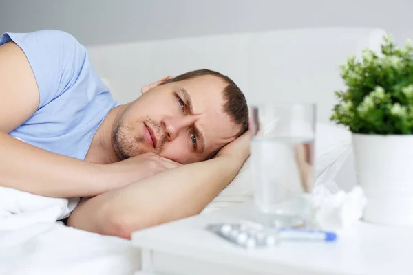 Gezondheidszorg Ziektebeeld Zielige Zieke Man Die Thuis Het Ziekenhuis Bed — Stockfoto