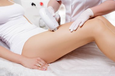 Lazer epilasyon ve güzellik konsepti - kadın bacaklarında kıl çıkarma prosedürünün kapatılması