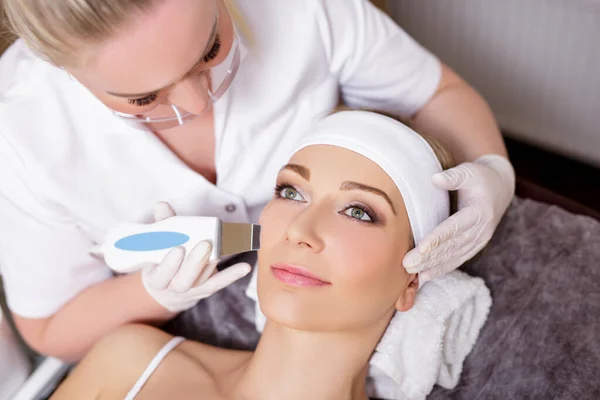 Cosmetologie Schoonheid Concept Jonge Vrouw Krijgen Echografie Gezicht Peeling Procedure — Stockfoto