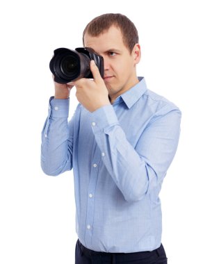 Beyaz arka planda izole edilmiş modern DSR kamerayla fotoğraf çeken erkek fotoğrafçının portresi