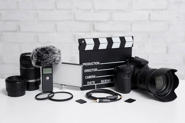 Concept Vidéographie Caméra Dslr Moderne Lentilles Microphone Lumière Led Clapet — Photo