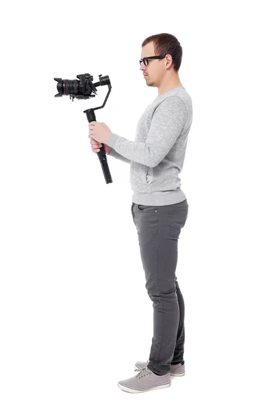 ホワイト バックグラウンドで分離されたジンバル スタビライザー上のDslrカメラを使用したプロのビデオカメラマンの完全な長辺のビュー — ストック写真