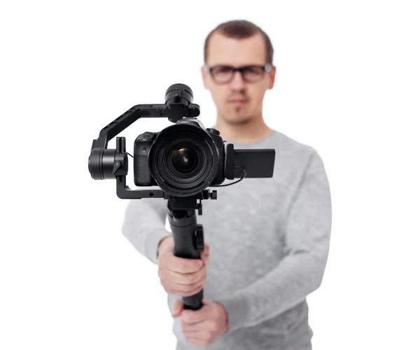 Dslrカメラ3軸ジンバル安定器ビデオカメラマンの手で白い背景に隔離 — ストック写真