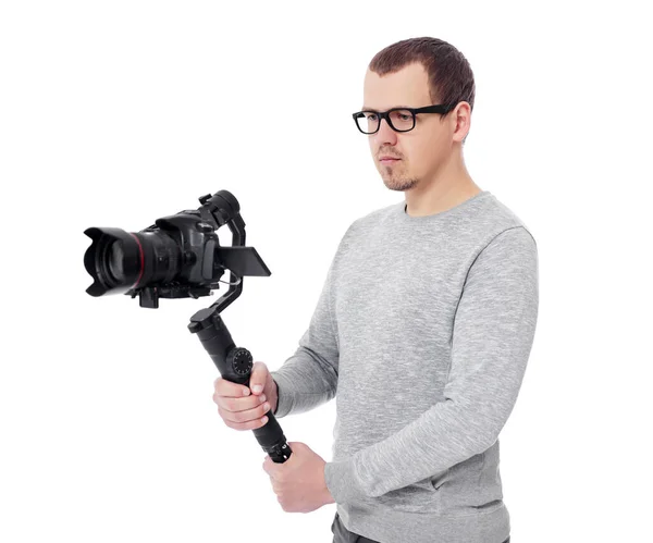 ホワイト バックグラウンドで分離されたジンバル安定剤にDslrカメラを使用したプロのビデオカメラマン — ストック写真