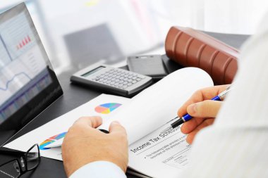 Ofiste mali belgeleri analiz etme kalem ile işadamı 
