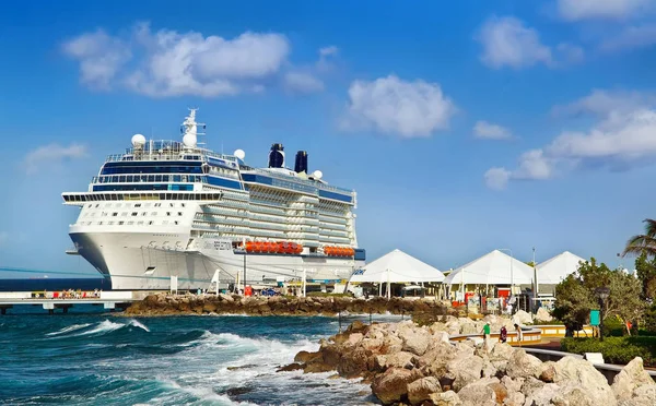Willemstad Curacao Апреля 2018 Года Круизный Корабль Celebrity Reflection Пришвартован — стоковое фото