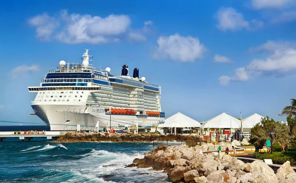 Willemstad Curacao Nisan 2018 Willemstad Cruise Gemi Celebrity Yansıması Demirledi — Stok fotoğraf