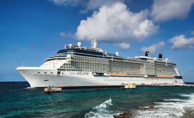Willemstad, Curacao - 10 Nisan 2018: Bağlantı noktası Willemstad ünlü Eclipse demirledi Gemi Cruise. Adanın popüler bir Caribbean cruise hedef olduğunu