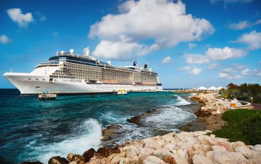Willemstad, Curacao - 10 Nisan 2018: Bağlantı noktası Willemstad ünlü Eclipse demirledi Gemi Cruise. Adanın popüler bir Caribbean cruise hedef olduğunu