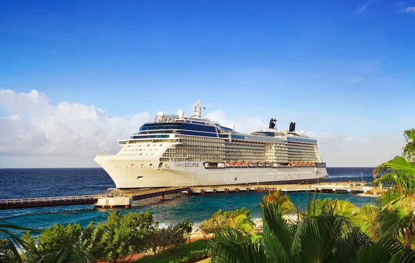 Willemstad, Curacao - 10 Nisan 2018: Bağlantı noktası Willemstad ünlü Eclipse demirledi Gemi Cruise. Adanın popüler bir Caribbean cruise hedef olduğunu