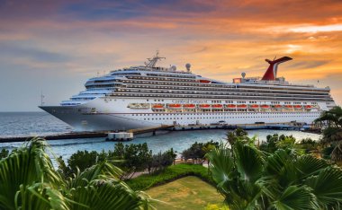 Willemstad, Curacao - 04 Nisan 2018: Karnaval fetih bağlantı noktası Willemstad sunset Bulvarında demirledi Gemi Cruise. 