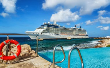 Willemstad, Curacao - 10 Nisan 2018: sonsuzluk havuzu bağlantı noktası Willemstad ünlü Eclipse demirledi gezinti gemisinde üzerinden görüntülemek. 