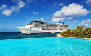 Willemstad, Curacao - 10 Nisan 2018: sonsuzluk havuzu bağlantı noktası Willemstad ünlü Eclipse demirledi gezinti gemisinde üzerinden görüntülemek. 