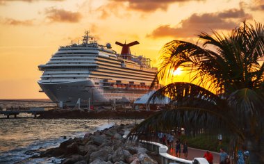 Willemstad, Curacao - 04 Nisan 2018: Karnaval fetih bağlantı noktası Willemstad sunset Bulvarında demirledi Gemi Cruise. 