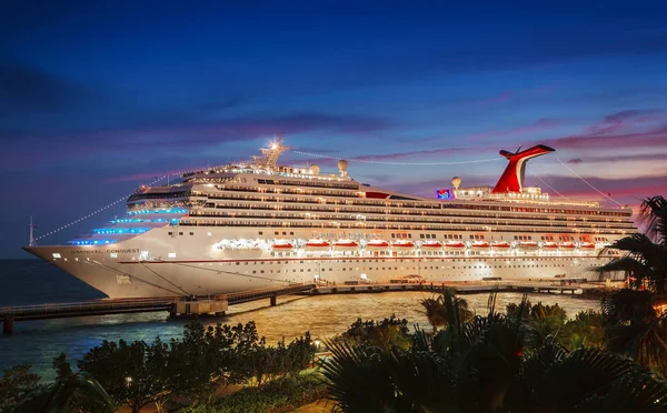 Willemstad Curacao April 2018 Kapal Pesiar Carnival Conquest Berlabuh Pelabuhan — Stok Foto
