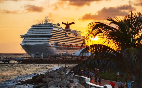 Willemstad Curacao Avril 2018 Navire Croisière Carnival Conquest Accoste Port — Photo