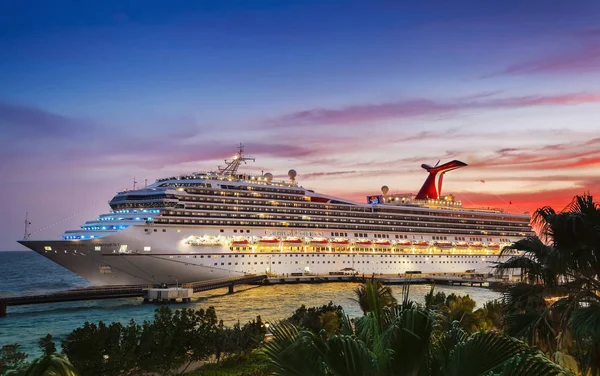 Willemstad Curacao Abril 2018 Crucero Carnival Conquest Atracado Puerto Willemstad — Foto de Stock