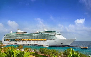 Cruise gemi limanda güneşli günde