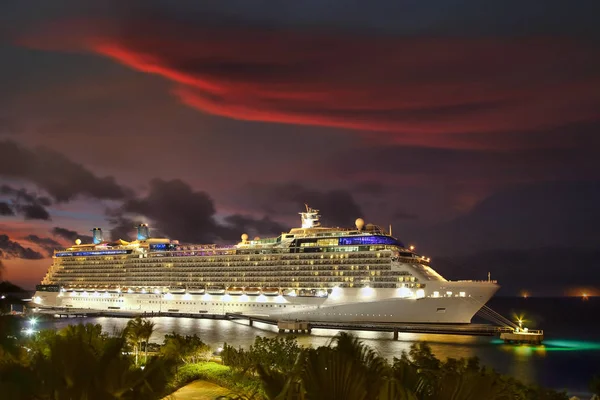 Cruiseschip Haven Bij Nacht — Stockfoto