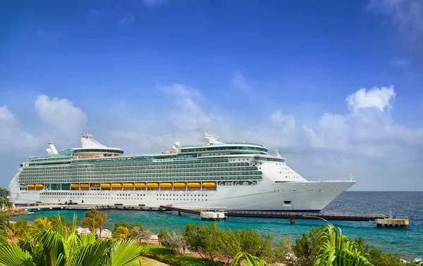 Cruise Ship Port Sunny Day — Stock Photo, Image