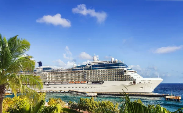 Nave Crociera Porto Nella Giornata Sole — Foto Stock