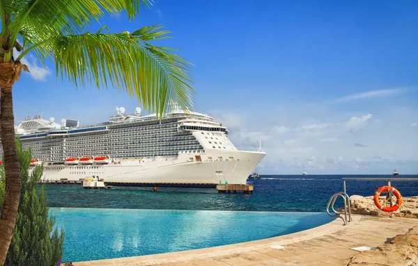 Uitzicht Vanaf Zwembad Tropische Resort Cruiseschip Aangemeerd Bij Poort — Stockfoto