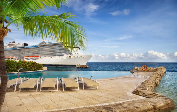 Uitzicht Vanaf Zwembad Tropische Resort Cruiseschip Aangemeerd Bij Poort — Stockfoto