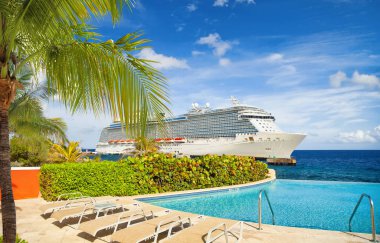 Tropikal Resort cruise gemi limana demirledi havuzundan görüntülemek 