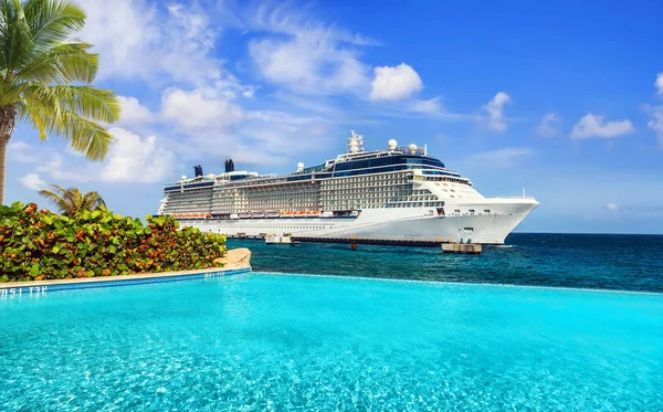 Tropikal Resort Cruise Gemi Limana Demirledi Havuzundan Görüntülemek — Stok fotoğraf