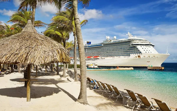 Uitzicht Vanaf Het Strand Tropische Resort Cruiseschip Aangemeerd Bij Poort — Stockfoto