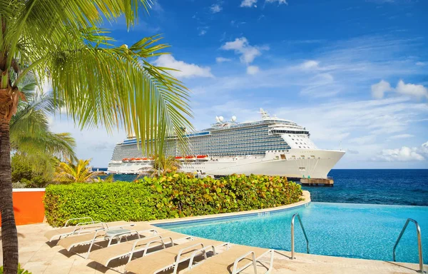 Uitzicht Vanaf Zwembad Tropische Resort Cruiseschip Aangemeerd Bij Poort — Stockfoto